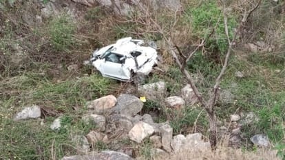 Uttarkashi: पोखरियाल गांव के पास अनियंत्रित होकर खाई में गिरी कार, एक युवक की मौत, दूसरा घायल Uttarkashi Accident news Car fell into a ditch near Pokhriyal village one youth died
