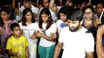 Wrestlers Protest: पहलवानों ने निकाला कैंडल मार्च, दंतेवाड़ा में शहीद हुए जवानों की याद में दो मिनट का मौन रखा Wrestlers took out a candle march, kept two minutes of silence in memory of soldiers who martyred in Dantewada