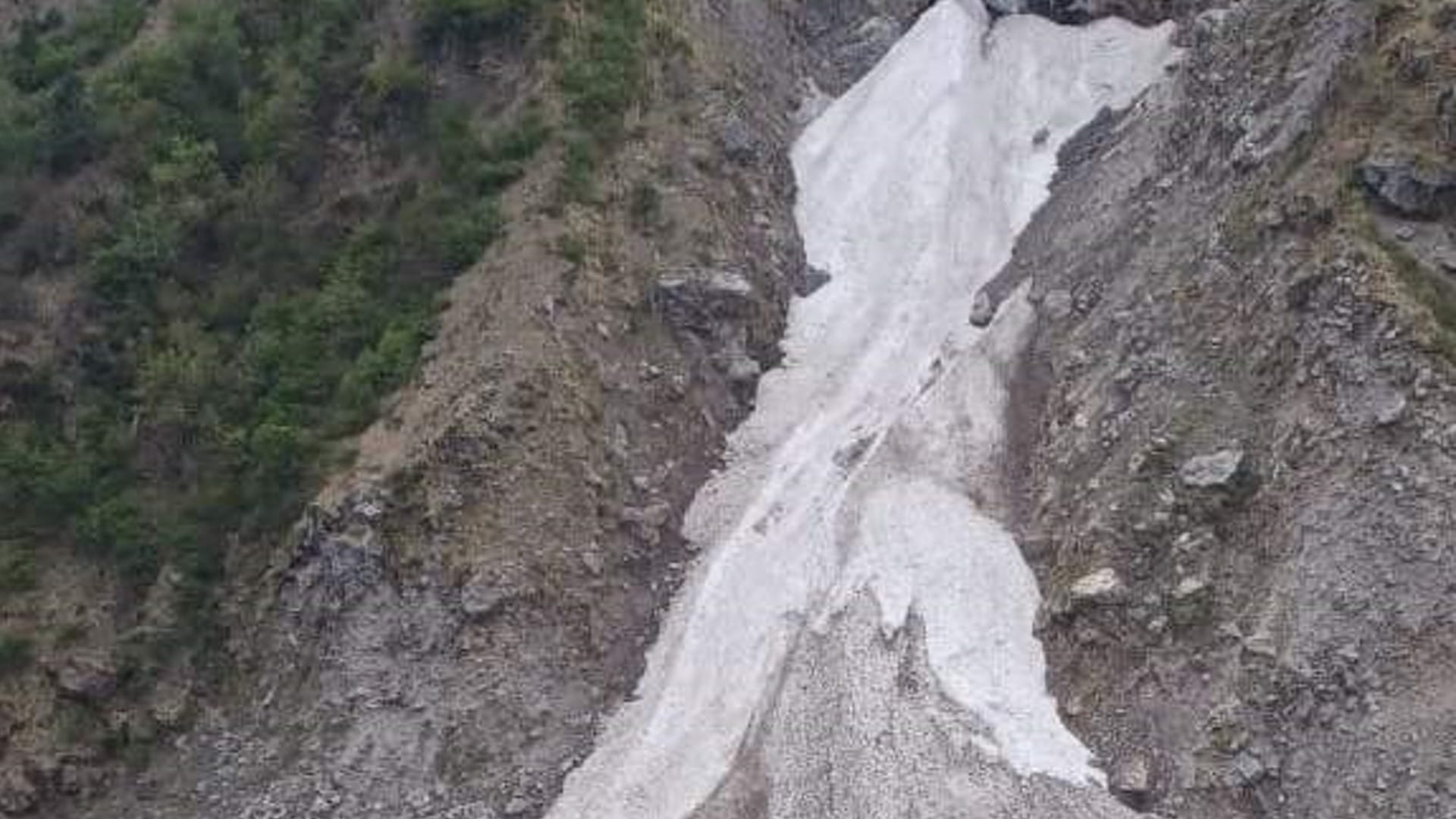 Badrinath Dham doors opened Today Icebergs are spread everywhere movement of villagers started in Mana
