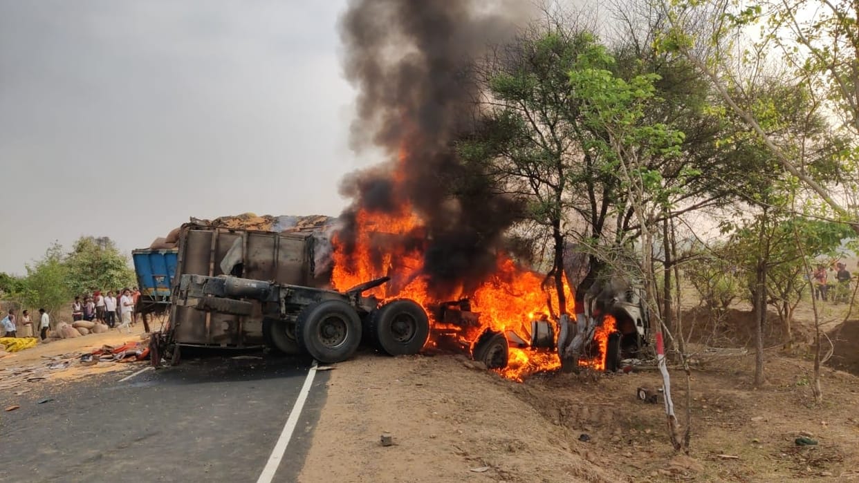 Burning Truck: Two trucks collided face to face in Jamui, truck caught fire, driver burnt to death
