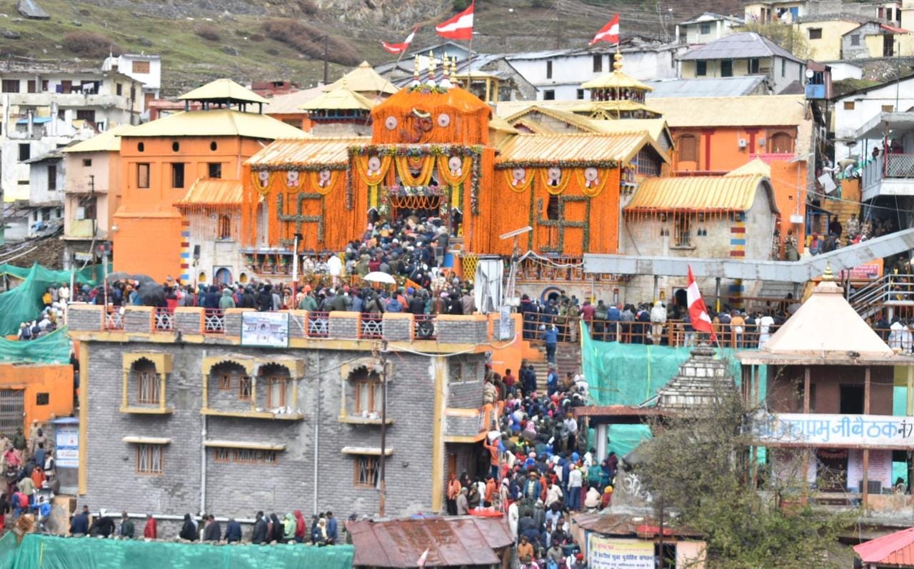 Badrinath dham doors opened only by hands of Rajguru of Tehri king know special Facts