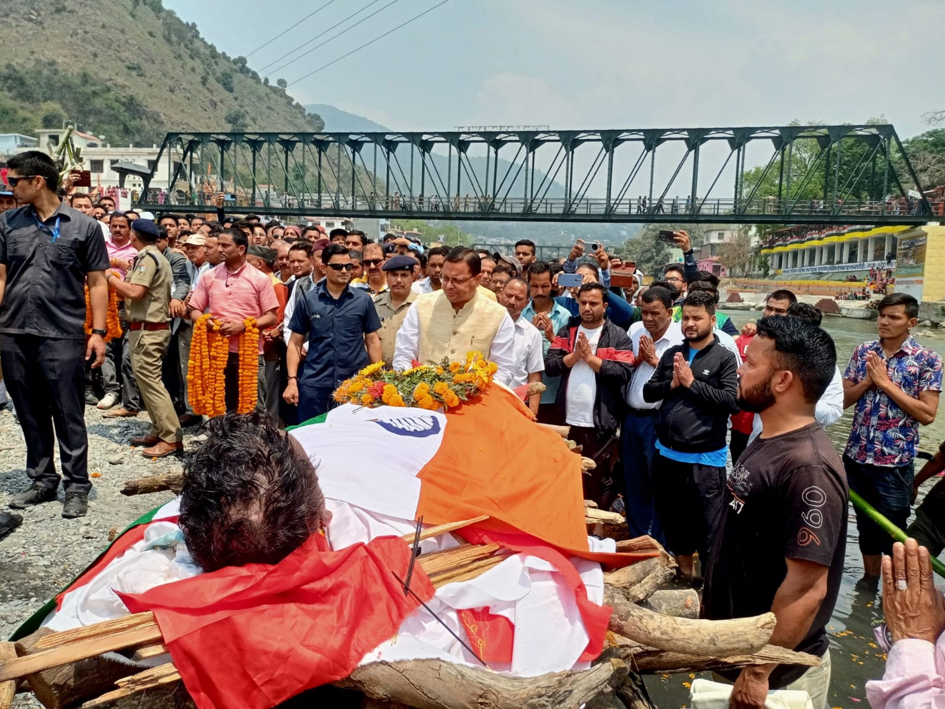 Uttarakhand cabinet minister Chandan Ram Das Funeral in Bageshwar Many leaders including CM Dhami Reached