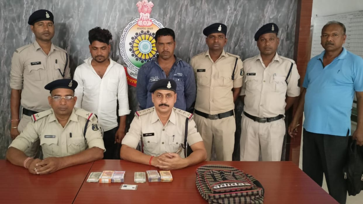 two accused arrested for stealing money by breaking bike trunk in janjgir-champa