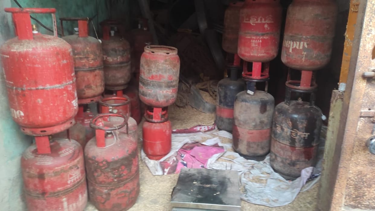 Shop and lodge sealed on illegal refilling of LPG in Raigarh
