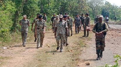 Chhattisgarh Elections 2023 : अबूझमाड़ में लोकतंत्र को घूरता लाल आतंक, बहिष्कार का फरमान और मतदान की चुनौती Chhattisgarh Elections 2023: Red terror stalking democracy in Abujhmad