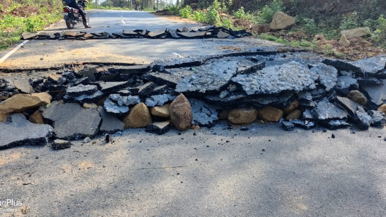Chhattisgarh Naxalite: Naxalites obstructed Narayanpur-Orchha road by digging in narayanpur