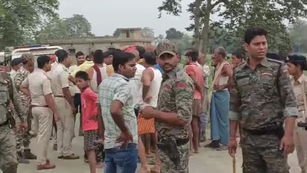 Encounter of criminal Batohiya by locking him in the house in Begusarai, villagers clash with police