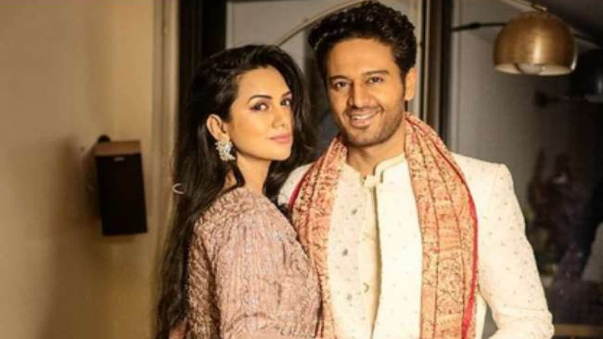 Anupama lead actor gaurav khanna and his wife akansha chamola visits siddhivinayak temple