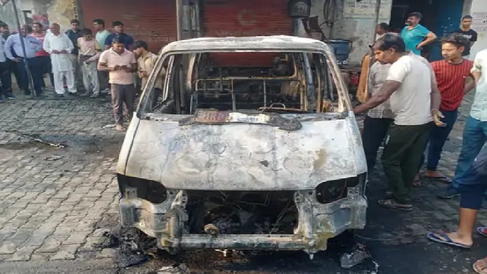 Omni van caught fire in Rewari, accident happened while driving in workshop