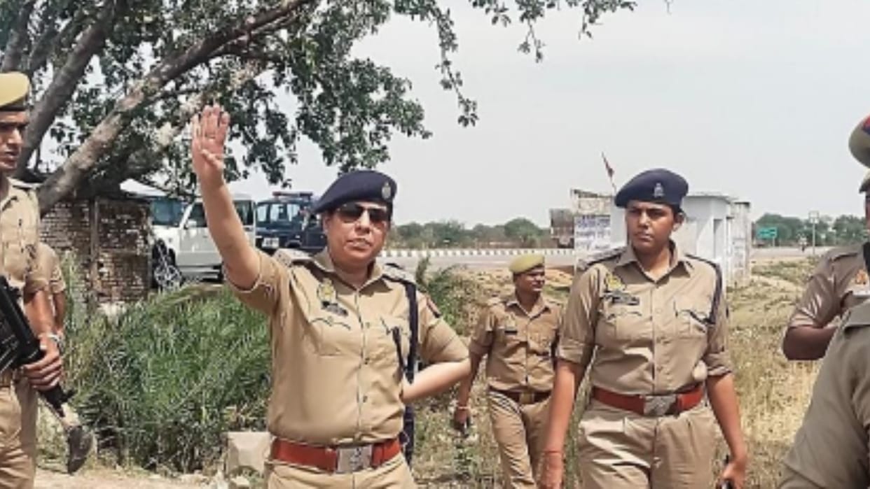 Dying girl found naked on the side of the highway, suspected of gangrape, admitted to district hospital