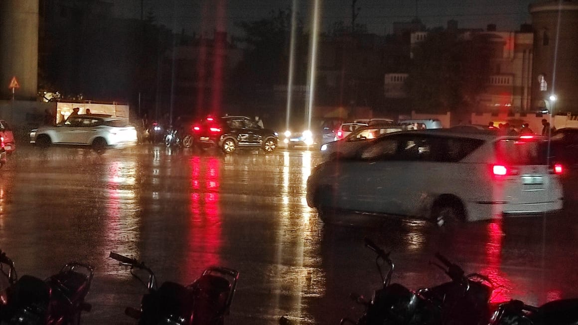 Dust storm in Indore, late night rain, many areas submerged in electricity