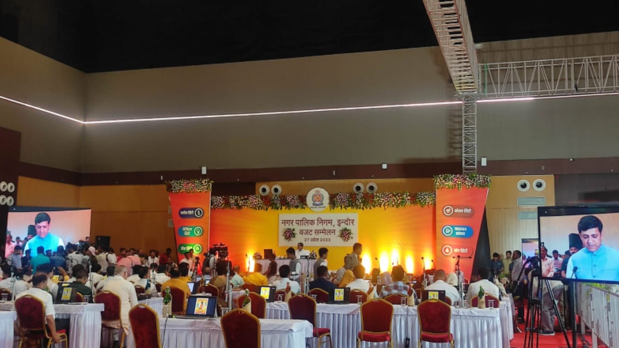 Amidst uproar and debate, councilors kept discussing the budget, BJP councilor also angry on the issue of dirt