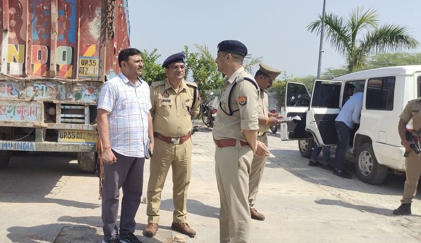 Two and a half lakh looted by firing at petrol pump in Unnao, incident captured in CCTV