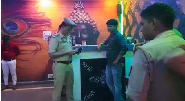 Prostitution was going on under the guise of spa in Kanpur, five centers busted, 13 women and seven men arrest