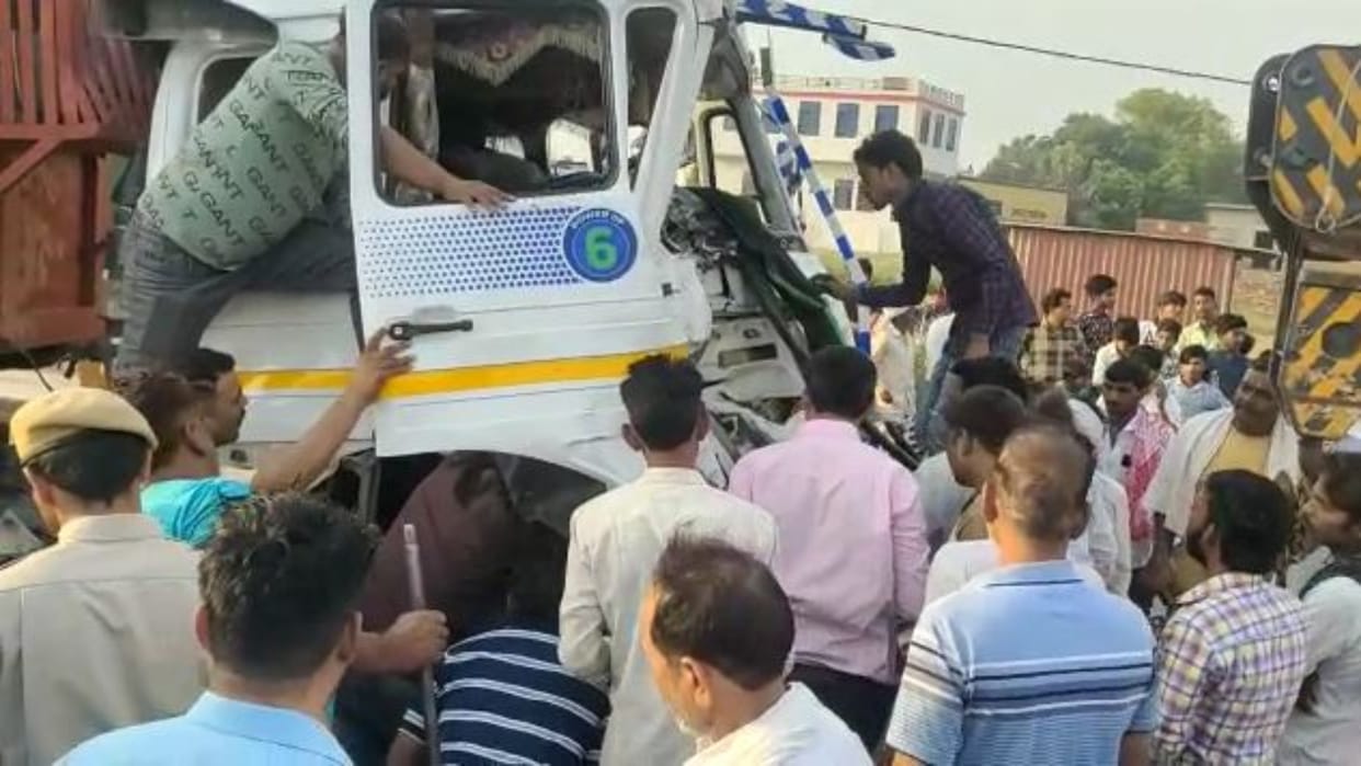 Karauli News Trolley collided with another trolley driver from Deoband in UP seriously injured