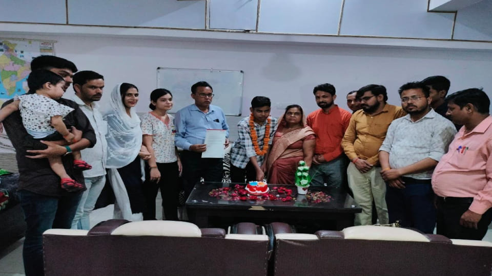 Amar Ujala felicitated and cut cake tenth district topper in Kasganj