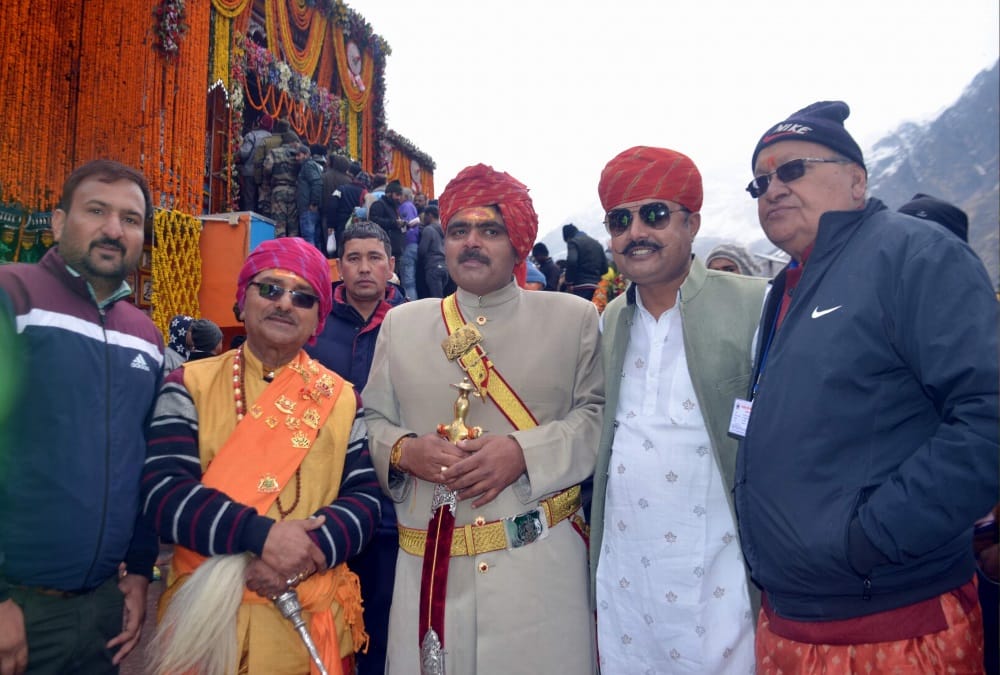 Badrinath dham doors opened only by hands of Rajguru of Tehri king know special Facts