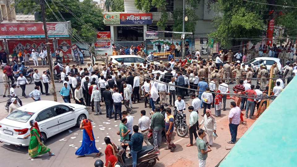 Mukesh Saini who belongs to Agra died in road accident at Tank crossing in Mathura