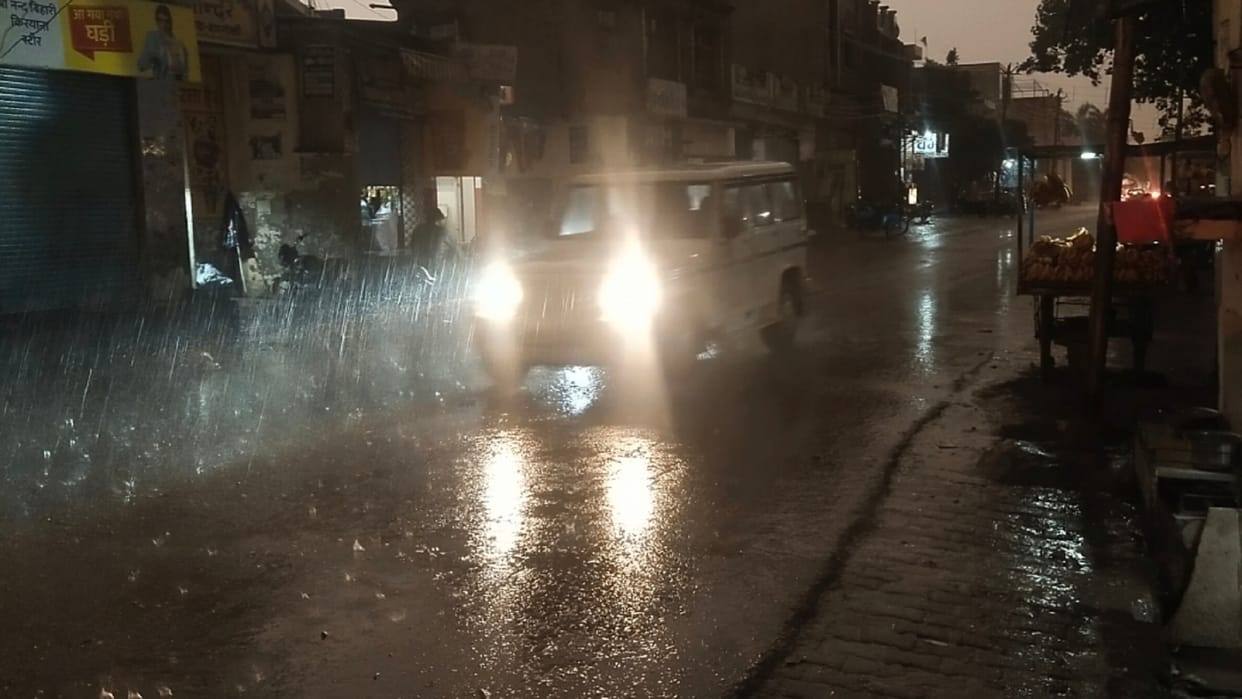 Rain with hail fell in Shamli and power supply stopped, wheat crop damaged