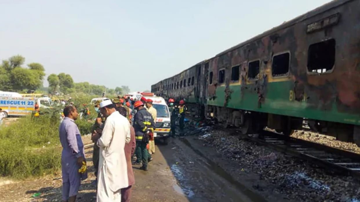 pakistan train accident killed seven passengers karachi