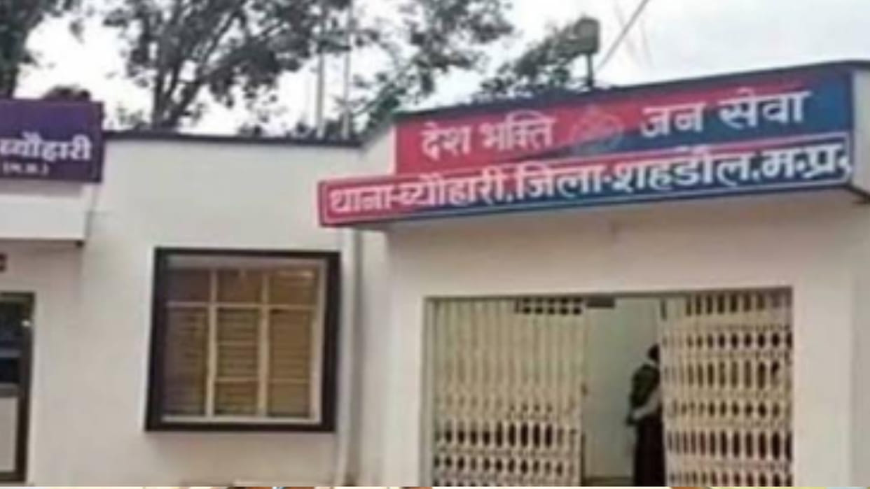 Deadly attack on the police who went to catch the absconding warranty, sub-inspector were injured