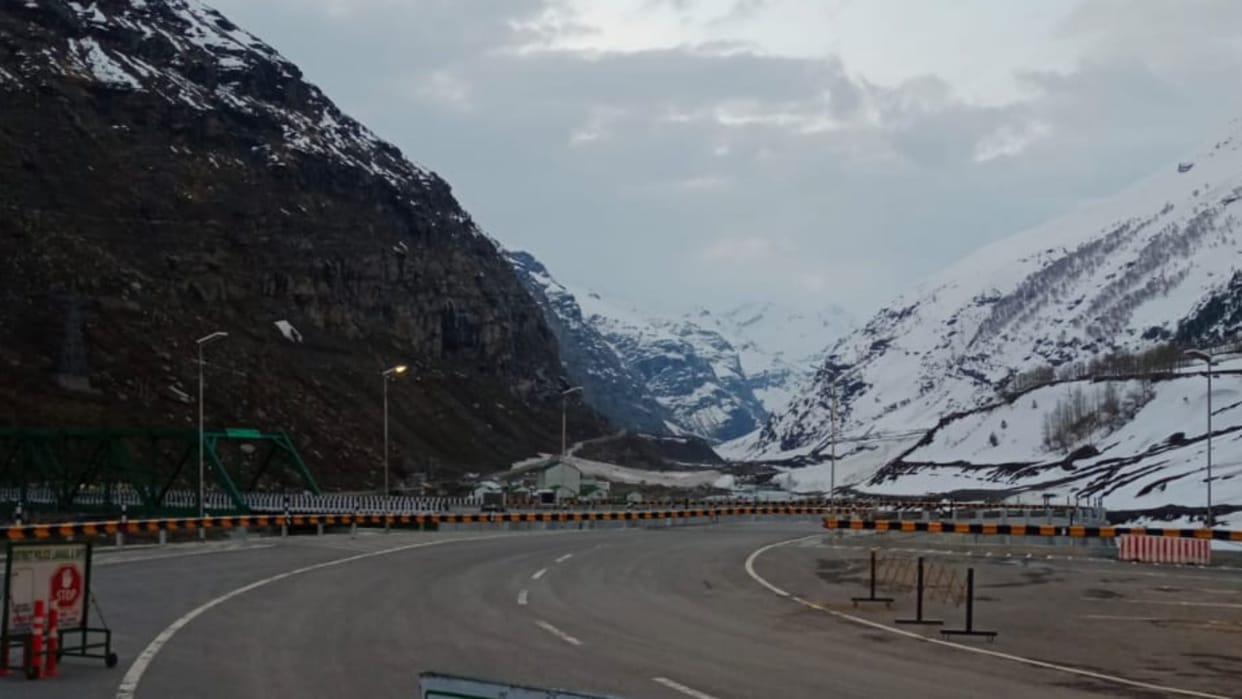 himachal weather update: snowfall in rohtang Pangi Lahaul Rain in Kullu landslide in Chamba