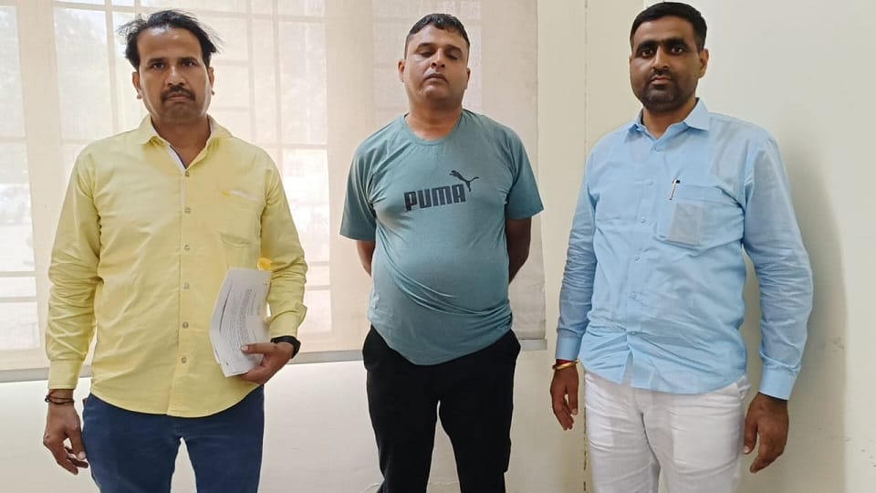 Patwari arrested red handed taking bribe of five thousand rupees in Sonipat