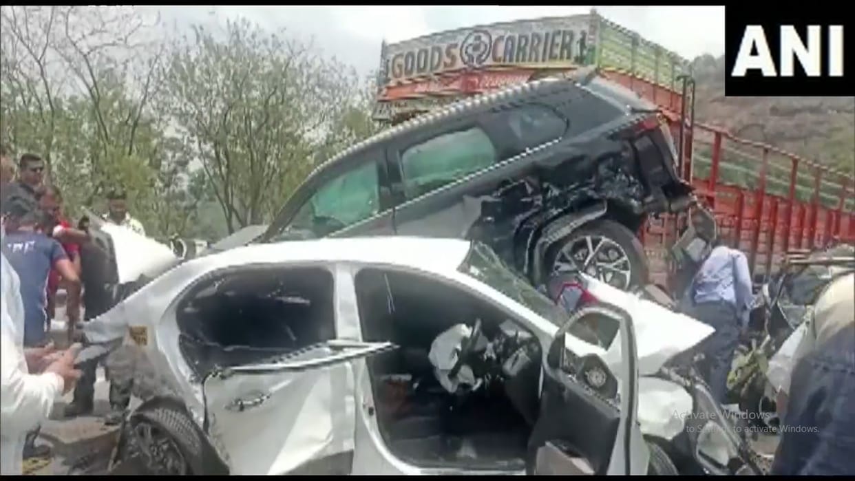 Road Accident in Mumbai Pune Expressway several injured vehicles pileup dead news and updates