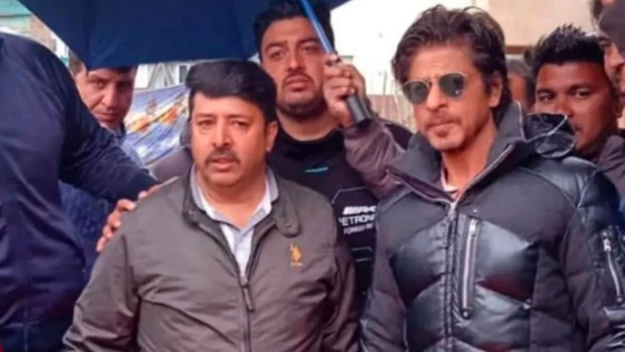 shahrukh khan shooting for film dunki with taapsee pannu in kashmir video viral on social media