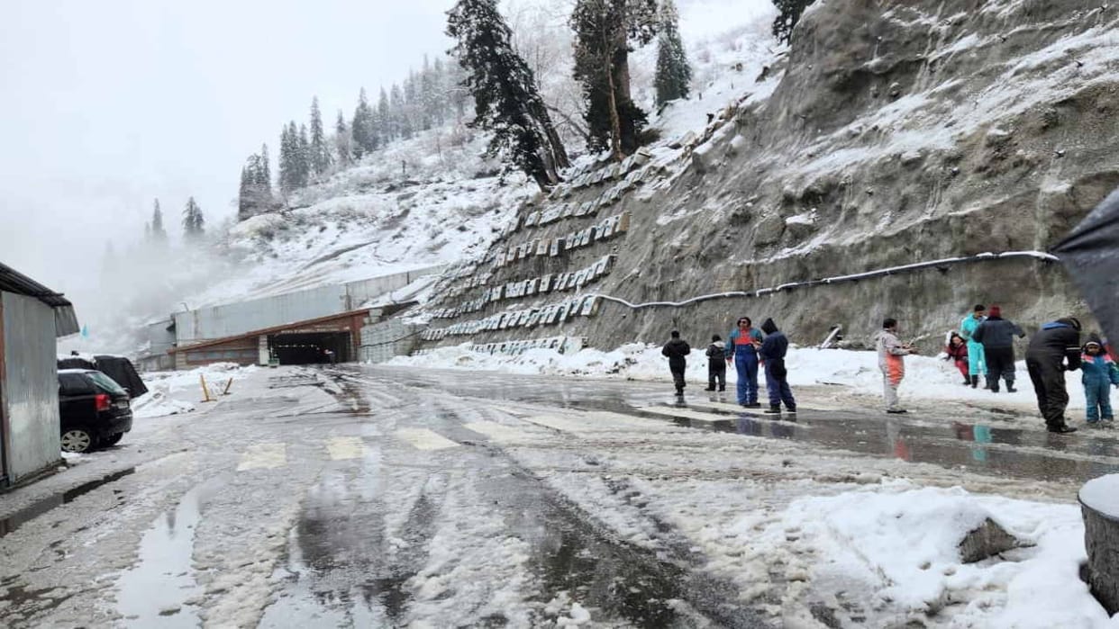 Both ends of Atal Tunnel Rohtang covered with snow, tourists stopped at Solanganala