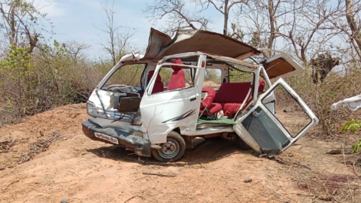 Speeding van collided with a tree in Damoh, two died; Four people injured
