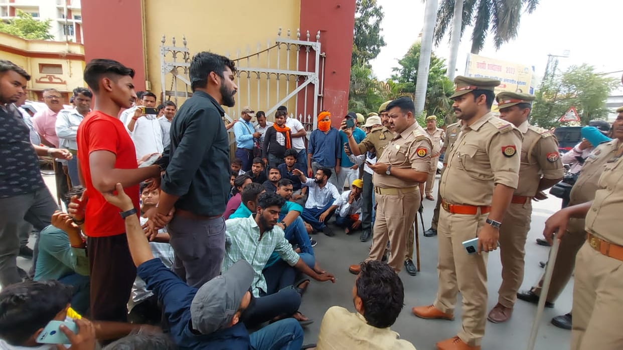 Students and doctors clashed at BHU trauma center angry students closed lanka gate