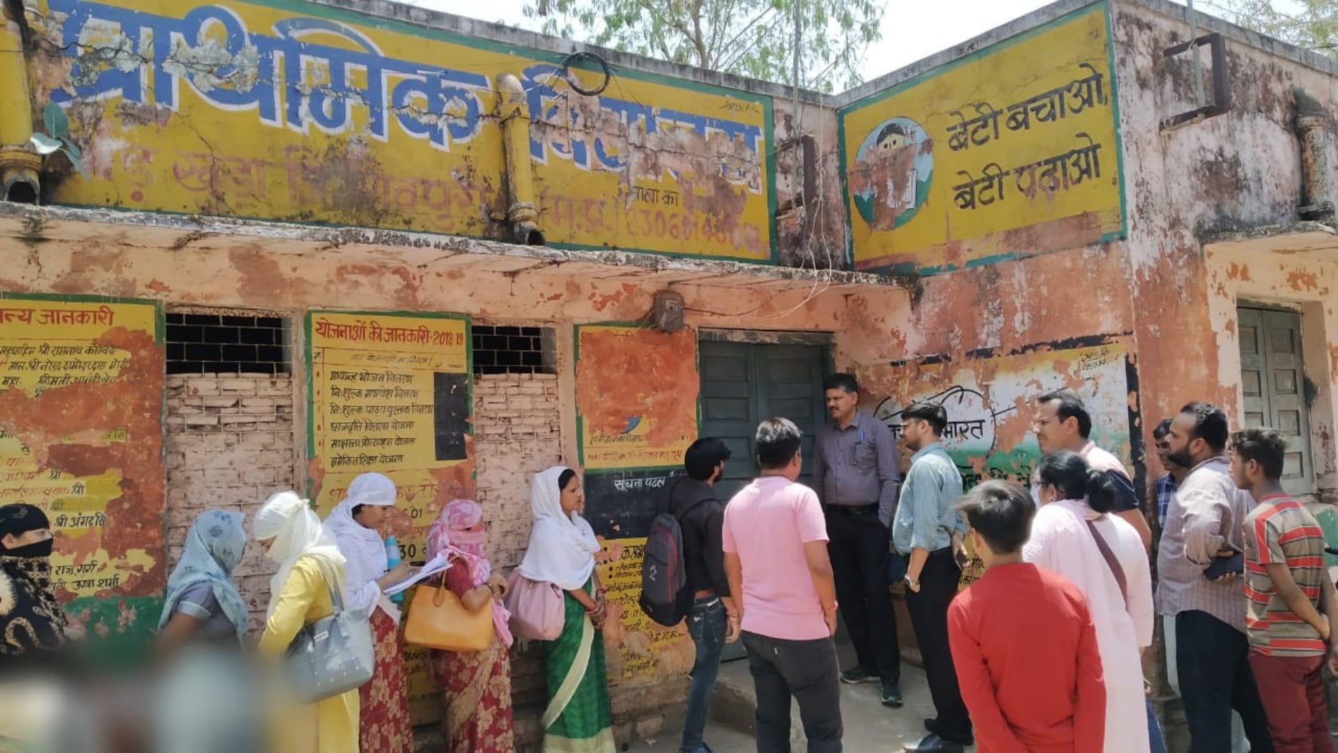 लाइन में लगकर अपनी बारी का इंतजार करतीं महिलाएं