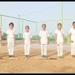 गुलब सिंह के प्रशिक्षण केंद्र में क्रिकेट सीख रही लड़कियां