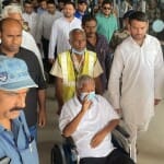 पटना एयरपोर्ट से बाहर निकलते लालू प्रसाद।
