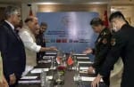 राजनाथ सिंह ने हाथ मिलाने से किया इंकार