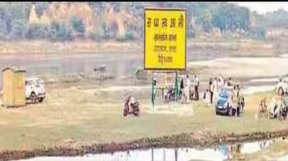 Capture of the river DM removed the boards from Yamuna Satsangis put them again