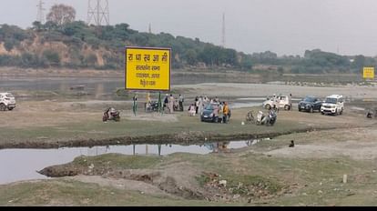 Satsangi did not agree: Administration failed road was built in Yamuna submergence area