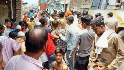 Truck trampled bike rider father and daughter safe people were shocked to see the incident