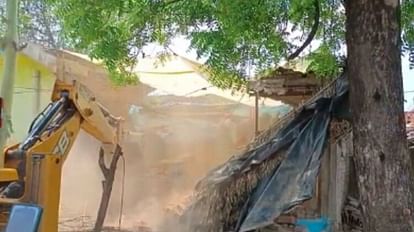 MP News: चार साल की मासूम से दुष्कर्म के आरोपी का घर ढहाया, सुबह ही पहुंच गई थी जेसीबी के साथ प्रशासन की टीम MP News: The house of the accused of raping a four-year-old was demolished