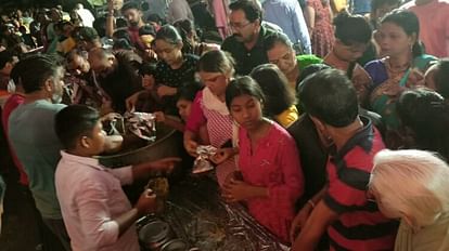 खिचड़ी का वर्ल्ड रिकॉर्ड: भोपाल के अवधपुरी में 37 क्विंटल खिचड़ी बनाकर बांटी, वीडियोग्राफी भी कराई World record of Khichdi: 37 quintals of Khichdi prepared and distributed in Avadhpuri, Bhopal, videography was