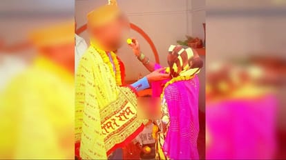 अजब-गजब इश्क: दस बच्चों की मां को कुंवारे से हुआ प्यार, मंदिर में रचाई शादी, देखें VIDEO Mother of ten children fell in love with a bachelor got married