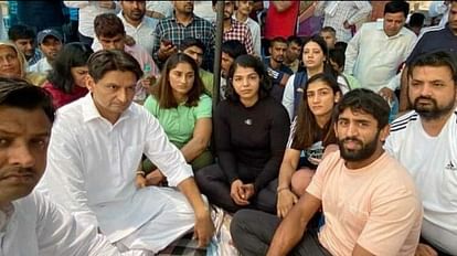 Wrestlers Protest: तीन शिकायतकर्ताओं के बयान दर्ज, सुप्रीम कोर्ट में बद लिफाफे में हलफनामा दायर करेंगे पहलवान Statements of three complainants recorded, wrestlers will file affidavit in Supreme Court in sealed cover