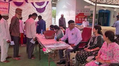 Khandwa: क्षमता से चार गुना अधिक कैदियों वाली खंडवा जेल में लगा स्वास्थ्य शिविर, चर्म रोग के ज्यादा मरीज मिले Health camp organized in Khandwa jail, more patients of skin diseases were found