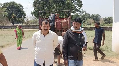 Jaunpur: रसोई गैस की कालाबाजारी का भंडाफोड़, छापेमारी में कई कंपनियों के 277 LPG सिलिंडर बरामद Black marketing of cylinders LPG busted in jaunpur 277 cylinders recovered