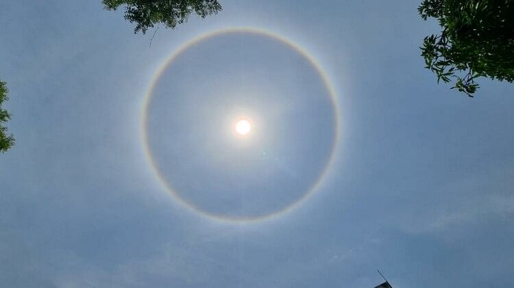 Amazing sight seen in the sky: People came out on the streets to see the sun wearing rainbow rings, photo vira