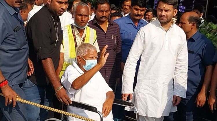 Lalu Yadav: RJD supremo reached Patna, TejPratap-Tejashwi also seen together, welcomed with rain of flowers