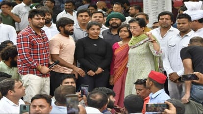 Wrestlers Protest : आज जंतर मंतर जाएंगे अरविंद केजरीवाल, आप बोली- खिलाड़ियों के साथ खड़ी रहेगी पार्टी Arvind Kejriwal will visit Jantar Mantar on Saturday to support wrestlers