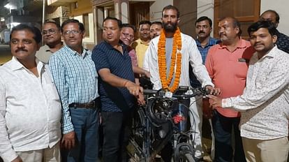 UP News: साइकिल से 1465 किमी की यात्रा कर सोनभद्र पहुंचे रॉबिन, पर्यावरण बचाने का संदेश लेकर कर रहे भारत भ्रमण Robin reached Sonbhadra after traveling 1465 km by bicycle for saving environment