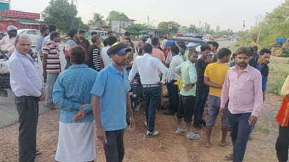 Road Accident in sonbhadra bike rider youth dies to hit by truck